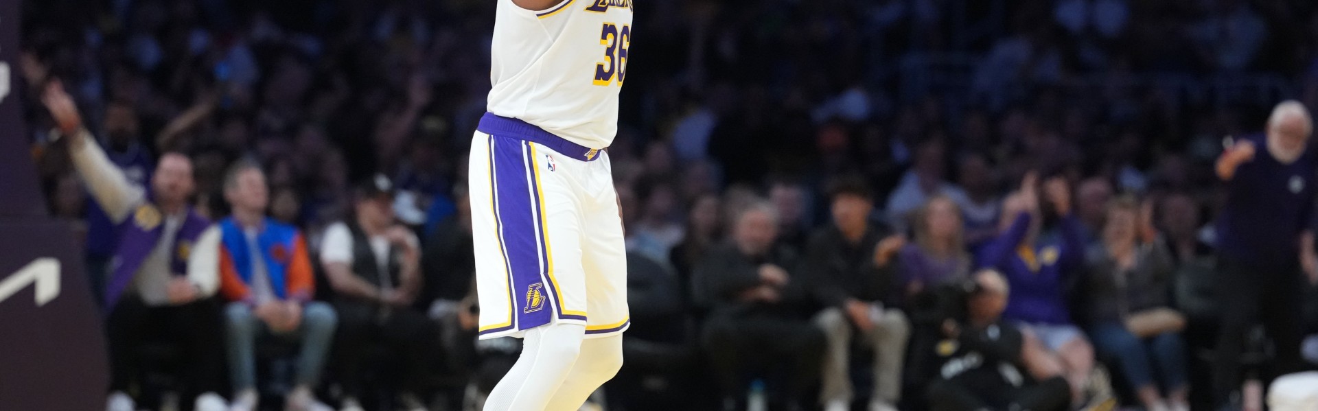 加盟湖人，你果然大放异彩，三分和防守都拉满，最赚的签约引援|斯玛特|灰熊|奇才|东契奇|凯尔特人_新浪体育_新浪新闻